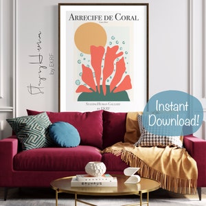 K&ouml;nnte beinhalten: Ein digitaler Kunstdruck mit einem abstrakten Korallenriff-Design mit einer gelben Sonne, roten Korallen und blauen Blasen. Der Druck tr&auml;gt den Titel "Arrecife de Coral" und enth&auml;lt den Text "Staying Human Gallery by EKRF".