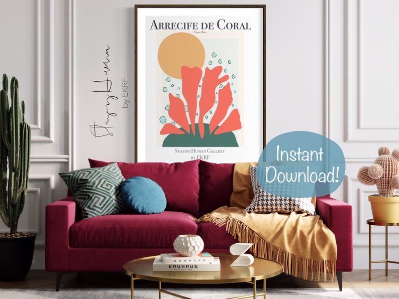 K&ouml;nnte beinhalten: Ein digitaler Kunstdruck mit einem abstrakten Korallenriff-Design mit einer gelben Sonne, roten Korallen und blauen Blasen. Der Druck tr&auml;gt den Titel "Arrecife de Coral" und enth&auml;lt den Text "Staying Human Gallery by EKRF".