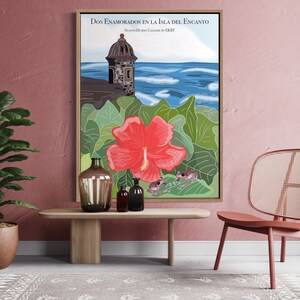 Könnte beinhalten: Ein gerahmtes Poster mit einer farbenfrohen Illustration eines Forts, Meereswellen und einer roten Hibiskusblüte. Das Poster trägt den Text "Dos Enamorados en la Isla del Encanto" und "Segundo Home Casero en 1825".