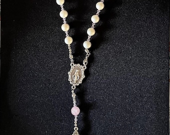 Rosario con dije de concha blanca y cristal rosa
