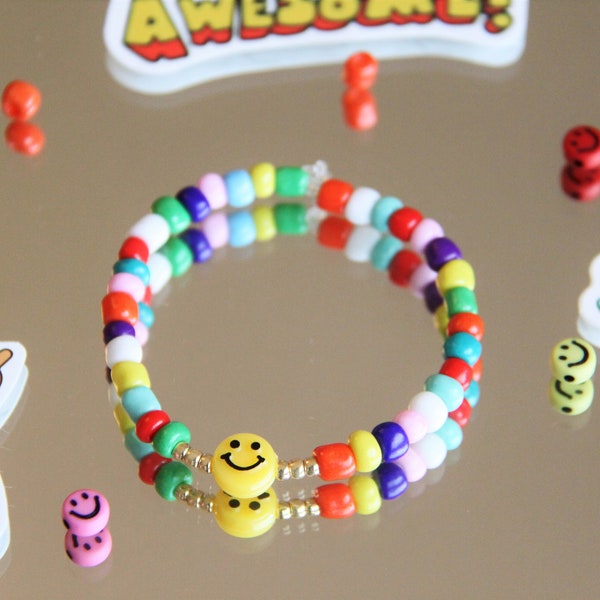 Smiley Armband Aesthetic Smileyperle Keramik Perlen Perlenarmband bunt elastisch Kitsch Emoji Regenbogenfarben Glasperlen Acrylperle