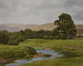 Könnte beinhalten: Aquarellmalerei einer ruhigen Landschaft mit einem sich schlängelnden Bach, üppigen grünen Feldern und einem großen Baum. Sanfte Hügel und ein bewölkter Himmel vervollständigen die idyllische Szene. Das Kunstwerk vermittelt ein Gefühl von Ruhe und natürlicher Schönheit.