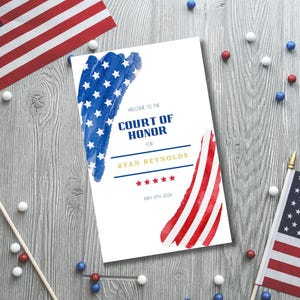 Könnte beinhalten: Eine weiße Einladungskarte mit blauen und roten Aquarellakzenten, der amerikanischen Flagge und dem Text "Welcome to the Court of Honor for Ryan Reynolds". Dekorative rote, weiße und blaue Kugeln und Flaggen sind verstreut.
