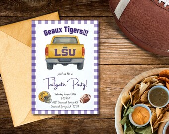 Puede incluir: Una invitación a una fiesta de antes del partido con un gráfico de camión amarillo y el texto "Geaux Tigers!!!" y "LSU". La invitación está sobre un fondo a cuadros blanco y morado. También se ven un balón de fútbol, un casco y patatas fritas con salsas.