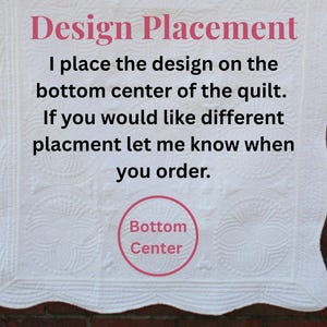 K&ouml;nnte beinhalten: Wei&szlig;e Steppdecke mit gewelltem Rand und detailliertem Steppmuster. Der Text "Design Placement" steht oben, mit Anweisungen zur Platzierung des Designs. Ein rosa Kreis mit "Bottom Center" ist ebenfalls sichtbar.
