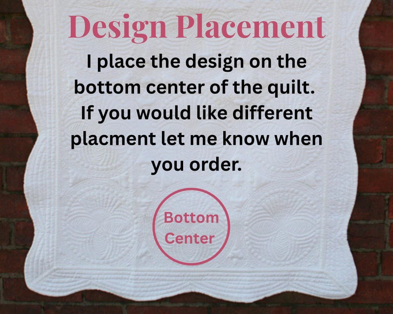 K&ouml;nnte beinhalten: Wei&szlig;e Steppdecke mit gewelltem Rand und detailliertem Steppmuster. Der Text "Design Placement" steht oben, mit Anweisungen zur Platzierung des Designs. Ein rosa Kreis mit "Bottom Center" ist ebenfalls sichtbar.