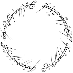 Puede incluir: Gráfico en blanco y negro de un anillo con escritura estilizada. El anillo es circular, con el texto formando una banda continua alrededor de la circunferencia. La escritura es adornada y detallada, con un tema de fantasía.
