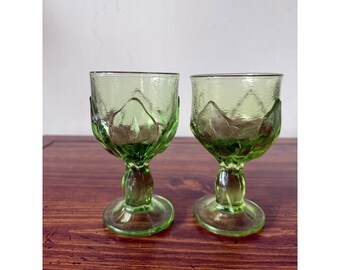 Juego de 2 copas de vidrio prensado verde vintage con diseño de hojas y textura de corteza para vino y agua.