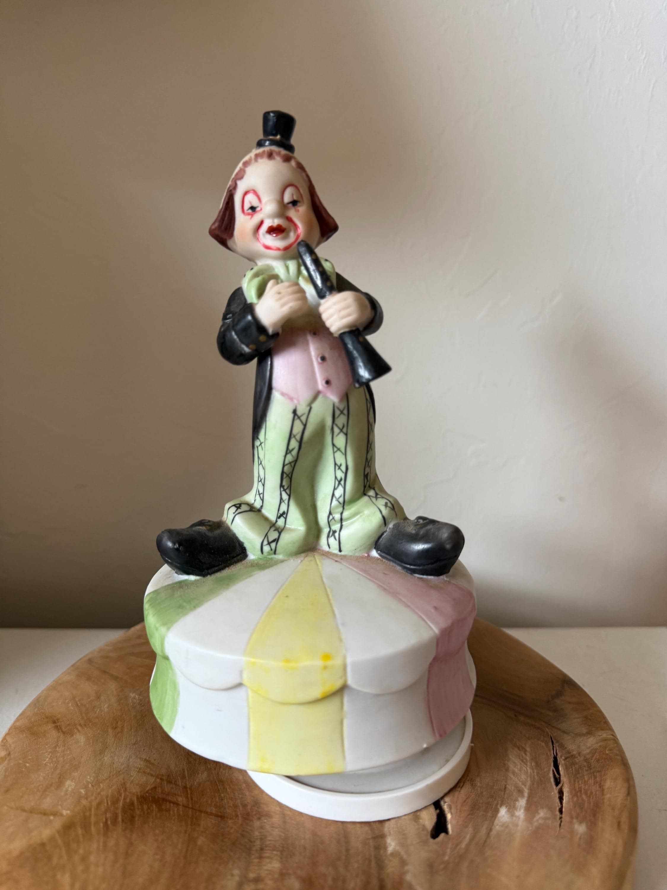 Authentic Jun Asilo clown climbing on a rope - Catawiki