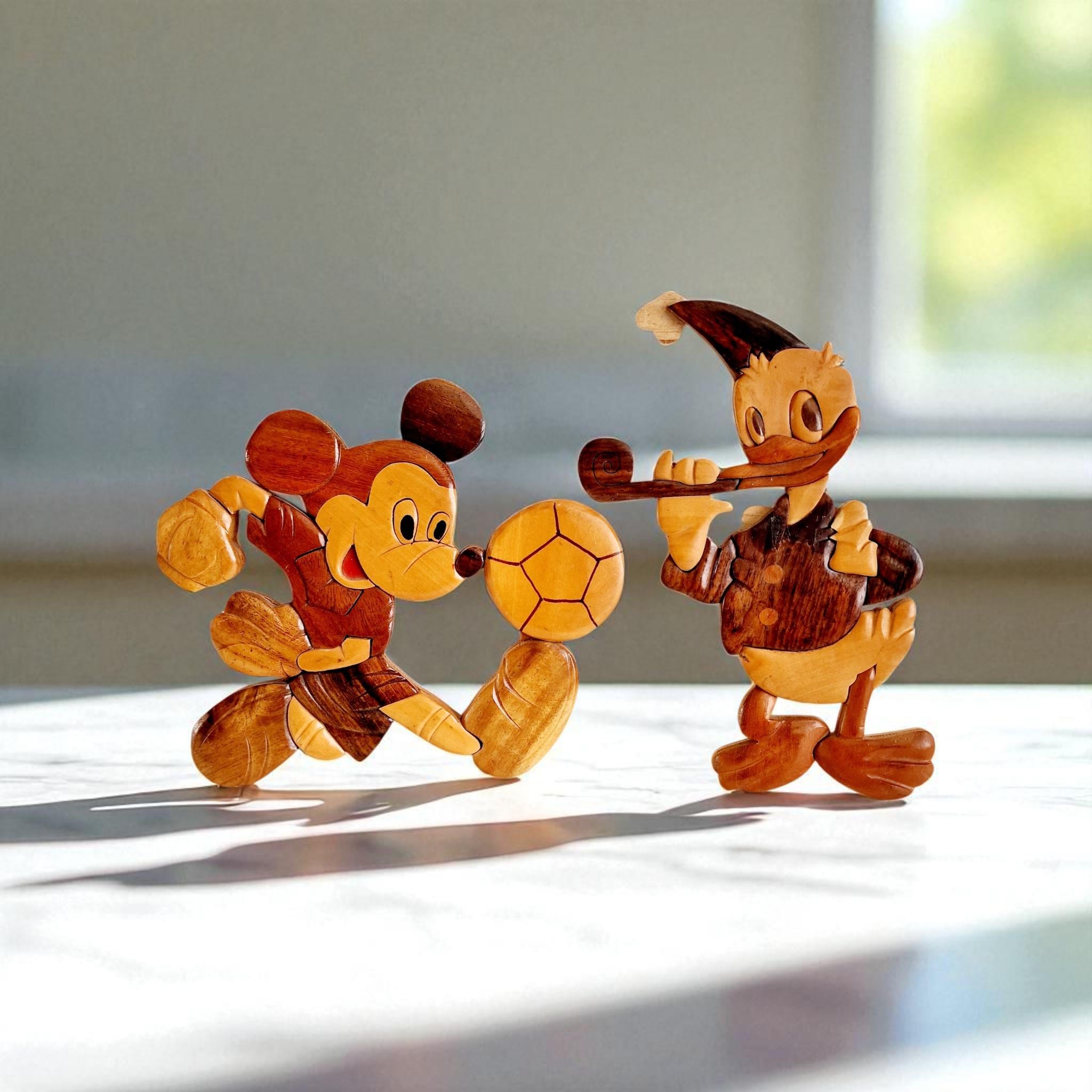 ビンテージのディズニー ミッキー マウスとドナルド ダックの木製壁 