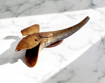 Vintage Bull Horn geschnitzte Fischskulpturen handgefertigt.