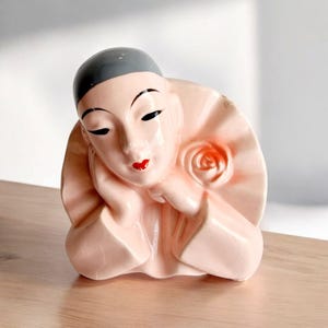 Ceramiczna figurka Pierrot w kolorze różowo-szarym z lat 70.