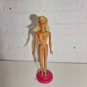 Barbie vintage de 1966 fabricada en Corea, patentada en EE. UU., pendiente de giro y vuelta.