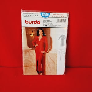 Puede incluir: Patrón de costura Burda número 8900 para un vestido de noche. El patrón incluye instrucciones para las tallas 36 a 46 y 10 a 20. El patrón muestra a una mujer con un vestido rojo y un dibujo lineal de un vestido largo gris.