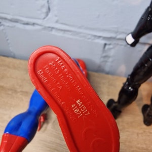 Pu&ograve; includere: Figurina di Spider-Man in plastica rossa e blu con il testo "TM & &copy; 2013 Marvel & Subs 2013 Hasbro #A1517 Hasbro SA 41071 Made in China 32520" sul fondo della figura.