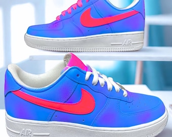 Nike Air Force 1 personalizadas / Air Force 1 azul neón / Air Force 1 con logo rosa / AF1 pintadas a mano / Zapatillas pintadas a medida / Zapatillas reactivas a los rayos UV