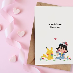 Könnte beinhalten: Eine Grußkarte mit dem Text "I would always choose you" und einer Cartoon-Illustration von Pikachu und einer Figur, die ein Eis hält. Die Karte befindet sich auf einem braunen Umschlag, mit rosa Herzen und Schleife auf rosa Hintergrund.