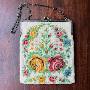 Monedero antiguo con microcuentas y rosas, embrague de metal con cadena, flores amarillas, rosadas, rojas y azules sobre blanco, bolso con cuentas de cristal floral
