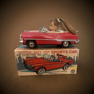 1950年代のヴィンテージ「リトルスージー」ブリキのおもちゃの車、ポニーテールドライバー付き – 摩擦動力、日本製、オリジナルB付き