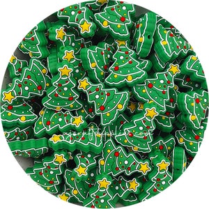 Könnte beinhalten: Ein großer Haufen grüner Silikonperlen in Weihnachtsbaumform. Die Perlen haben weiße Umrisse, gelbe Sterne und rote und gelbe Ornamente.
