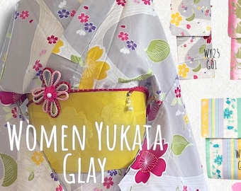 Puede incluir: Un yukata gris con estampados florales, un obi amarillo y un acento floral rosa. La imagen también muestra cinco diferentes cinturones obi estampados. El texto en la imagen dice "WOMEN YUKATA GLAY" y "MITA KIMONO".