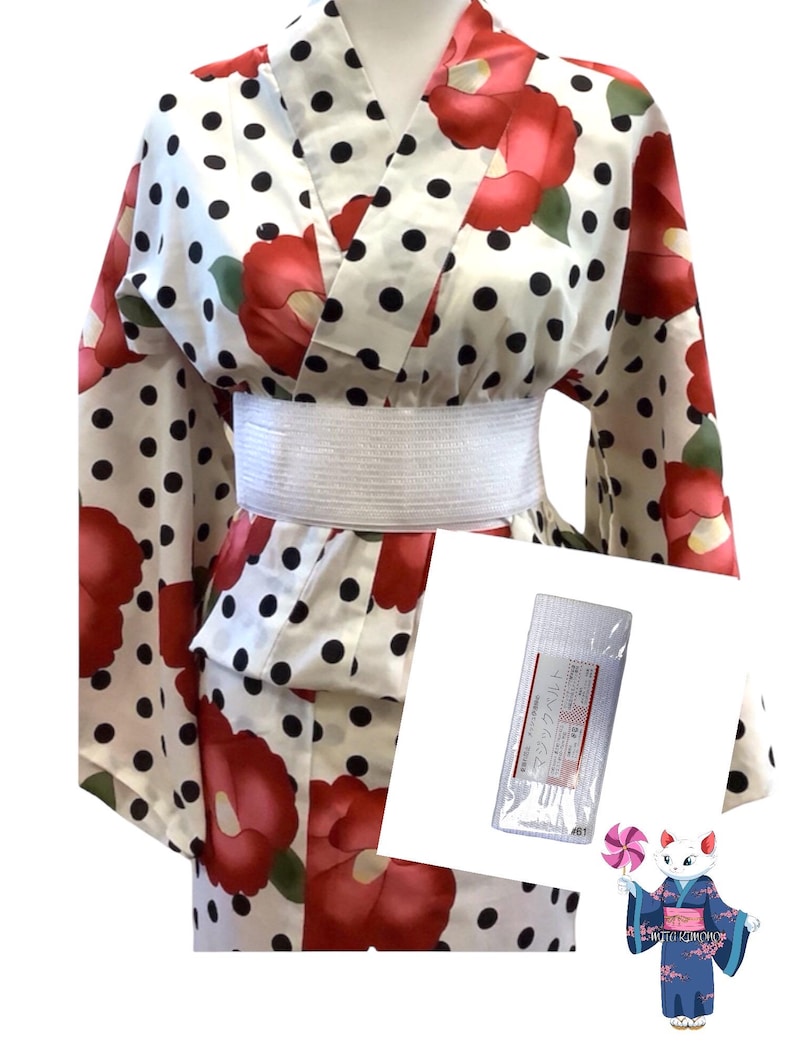 Puede incluir: Yukata de lunares blancos y negros con flores de camelia rojas. El yukata tiene una faja blanca. La imagen tambi&eacute;n incluye un paquete de mascarillas faciales con texto japon&eacute;s.