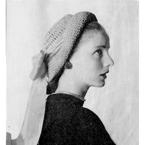 Puede incluir: Una fotografía en blanco y negro de una mujer con un sombrero de ganchillo con una cola larga y fluida. El sombrero es blanco y tiene un diseño texturizado. La mujer mira hacia un lado y tiene el pelo recogido hacia atrás.