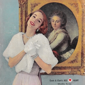 Puede incluir: Una mujer con una estola de piel blanca y un vestido morado claro, con las manos juntas frente a ella. Está de pie frente a un retrato enmarcado de una mujer con un vestido blanco. El texto en la parte inferior de la imagen dice "Coats & Clark's RED HEART Quality Yarns".