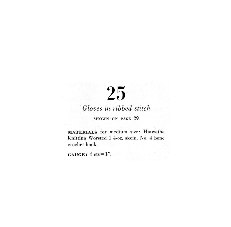Op de afbeelding: Een zwart-wit tekstdocument met de titel "Gloves in ribbed stitch" en instructies voor het breien van handschoenen. De tekst bevat de benodigde materialen, waaronder Hiawatha Knitting Worsted garen, een haaknaald nr. 4 en de steekdichtheid, die 4 steken per inch is.