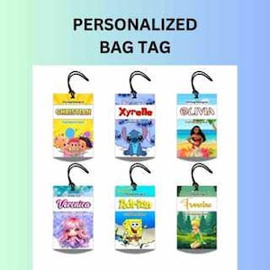 Op de afbeelding: Zes kleurrijke gepersonaliseerde bagagelabeltjes met cartoonfiguren. De labeltjes tonen personages zoals Stitch, Moana, Ariel, SpongeBob, Tinkerbell en een personage met roze haar. Elk labeltje heeft een naam erop gedrukt, zoals "Olivia", "Xyrrelle" en "Veronica".