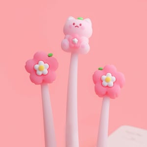 1 piezas Flores de cerezo oso Pluma de gel de silicona Modelado suave Pluma de tinta negra Suave Escritura fácil Oficina Papelería escolar Corea Diseñador Suministros