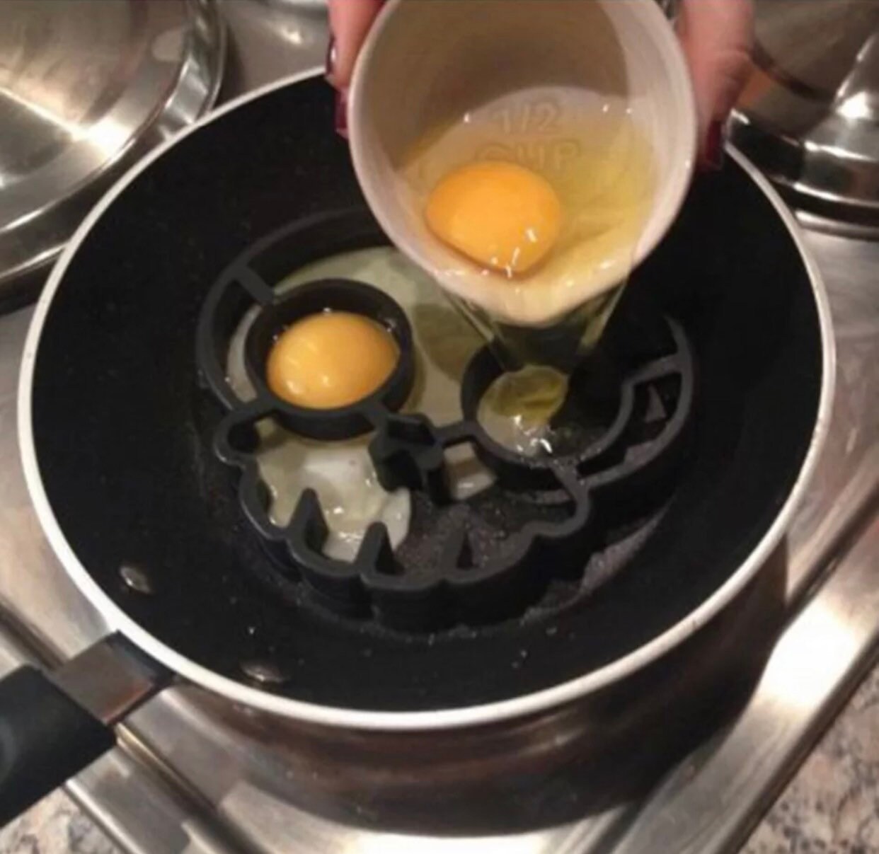 Lot de 2 moules à omelette en silicone en forme de tête de mort - Gadget  créatif de cuisine Crâne Silicone Oeuf Maker Dessin Animé Oeuf Maker Crâne Omelette  Moule