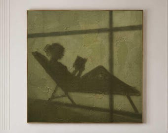 Wandbild in Olivgrün, „Lesende Frau“ – Strukturiertes Schattengemälde, Stimmungsvolle figurative Leinwand