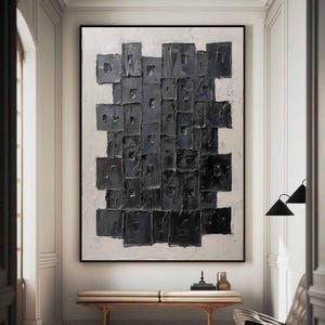 Puede incluir: Pintura abstracta en blanco y negro. La pintura presenta un diseño geométrico texturizado con una cuadrícula de cuadrados.
