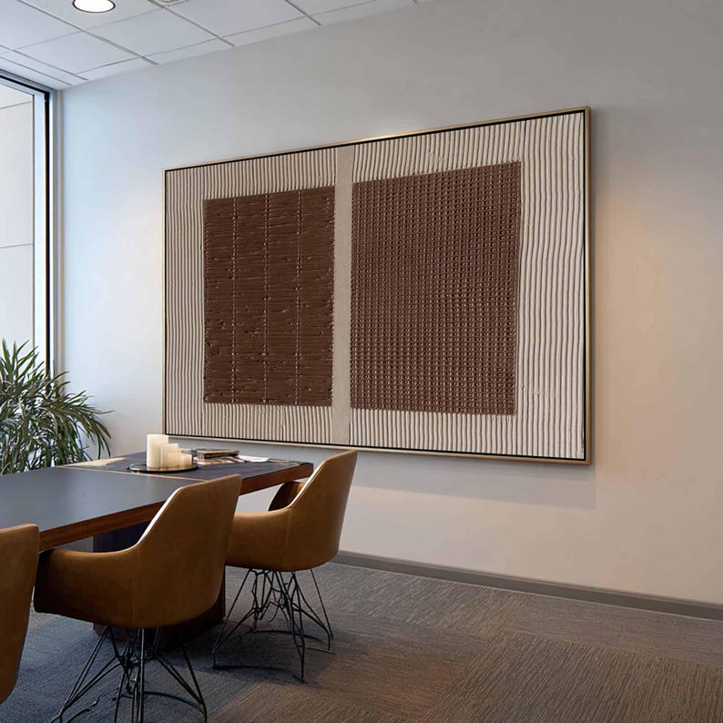 Puede incluir: Gran arte abstracto mural con dos paneles rectangulares marrones texturizados sobre un fondo neutro con detalles de rayas verticales. La obra de arte est&aacute; enmarcada en un marco delgado de color dorado, agregando elegancia al dise&ntilde;o moderno.