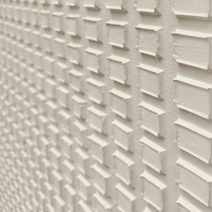 Puede incluir: Una pintura sobre lienzo de color blanco roto con textura que presenta un patr&oacute;n repetitivo de trazos de pintura impasto rectangulares y elevados dispuestos en cuadr&iacute;cula. La aplicaci&oacute;n gruesa de pintura crea una superficie tridimensional.