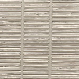 Puede incluir: Una pieza de arte mural texturizada que presenta una serie de barras rectangulares horizontales en relieve de color blanco roto, dispuestas en tres columnas verticales. La superficie muestra una aplicaci&oacute;n de pintura espesa y visible.
