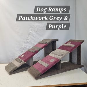 Puede incluir: Dos rampas para perros con un dise&ntilde;o de patchwork en gris, morado y beige. Las rampas est&aacute;n en &aacute;ngulo y tienen una plataforma en la parte superior. El texto "Dog Ramps Patchwork Grey & Purple" se muestra encima de las rampas.