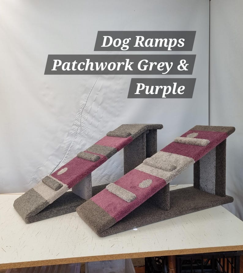 Puede incluir: Dos rampas para perros con un dise&ntilde;o de patchwork en gris, morado y beige. Las rampas est&aacute;n en &aacute;ngulo y tienen una plataforma en la parte superior. El texto "Dog Ramps Patchwork Grey & Purple" se muestra encima de las rampas.