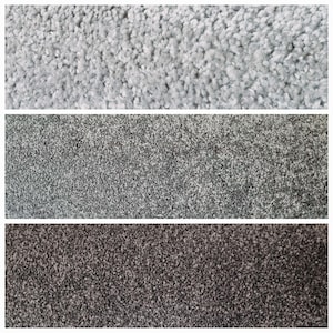 Puede incluir: Primer plano de tres muestras de alfombras en diferentes tonos de gris. La muestra superior es de un gris claro, la del medio es de un gris medio y la inferior es de un gris carb&oacute;n oscuro. La textura de cada muestra es densa y afelpada.