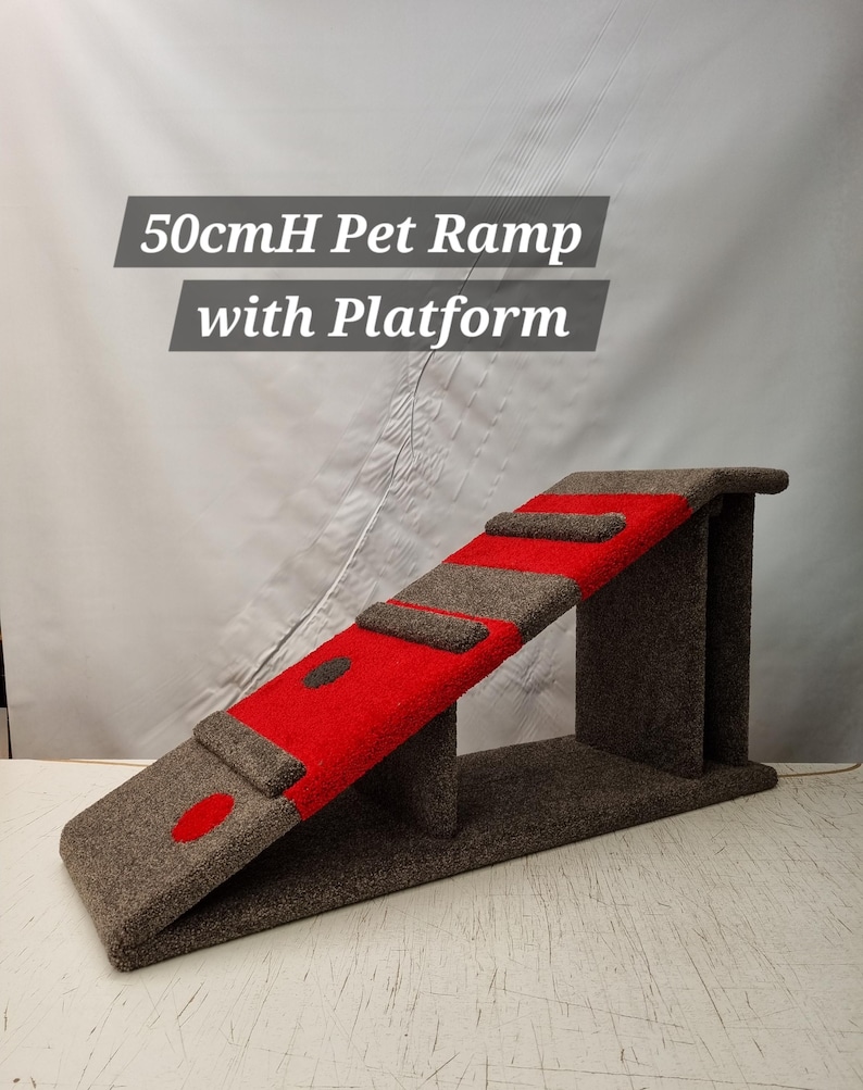 Puede incluir: Una rampa para mascotas con plataforma, con un dise&ntilde;o rojo y gris. La rampa mide aproximadamente 50 cm de alto y tiene una superficie texturizada. El texto "50cmH Pet Ramp with Platform" se muestra en la imagen.