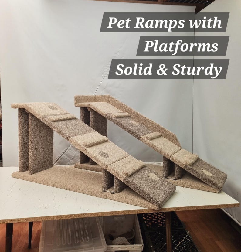 Puede incluir: Dos rampas beige para mascotas con plataformas. Las rampas est&aacute;n hechas de un material similar a la alfombra y tienen un dise&ntilde;o s&oacute;lido y resistente. El texto de la imagen dice "Pet Ramps with Platforms Solid & Sturdy."