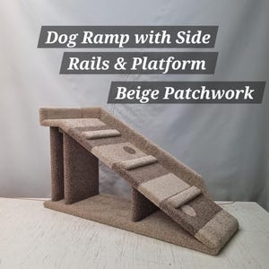Puede incluir: Rampa para perros de patchwork beige con barandillas laterales y una plataforma. La rampa tiene una serie de escalones y una pendiente suave para facilitar el acceso de las mascotas. El texto de la imagen dice: "Dog Ramp with Side Rails & Platform Beige Patchwork."