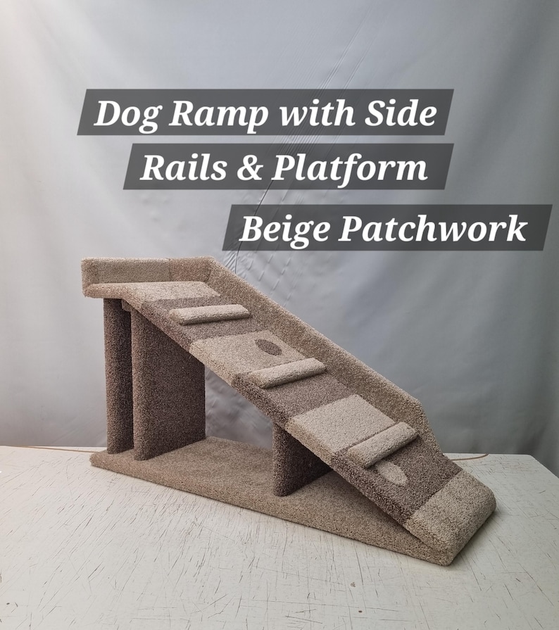 Puede incluir: Rampa para perros de patchwork beige con barandillas laterales y una plataforma. La rampa tiene una serie de escalones y una pendiente suave para facilitar el acceso de las mascotas. El texto de la imagen dice: "Dog Ramp with Side Rails & Platform Beige Patchwork."