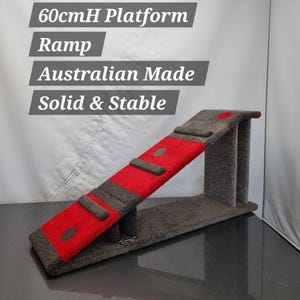 Puede incluir: Una rampa para gatos con un dise&ntilde;o rojo y gris. La rampa mide 60 cm de altura y tiene una plataforma. El texto de la imagen dice "Hecho en Australia" y "S&oacute;lido y estable".