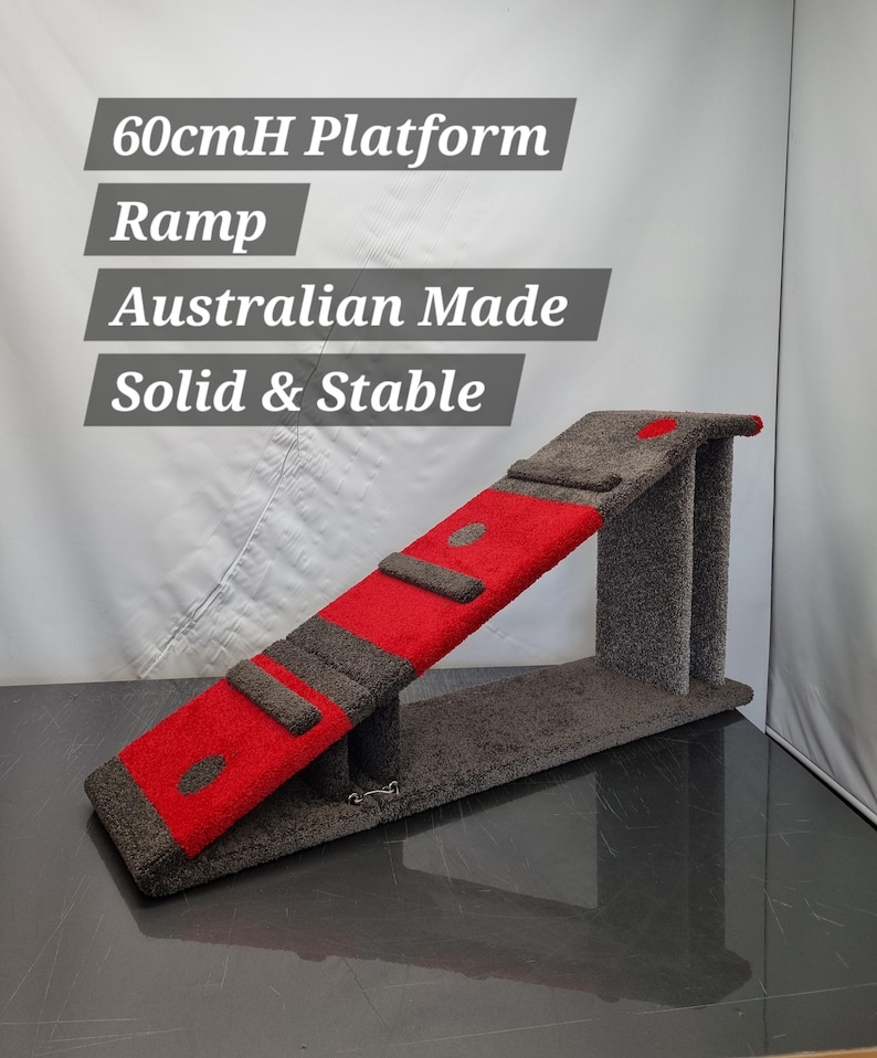 Puede incluir: Una rampa para gatos con un dise&ntilde;o rojo y gris. La rampa mide 60 cm de altura y tiene una plataforma. El texto de la imagen dice "Hecho en Australia" y "S&oacute;lido y estable".
