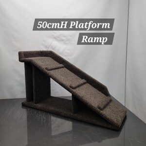 Puede incluir: Rampa marr&oacute;n para mascotas con plataforma y rampa, de 50 cm de altura. La rampa tiene tres peque&ntilde;os escalones y est&aacute; hecha de un material texturizado. El texto "50cmH Platform Ramp" se muestra en la imagen.