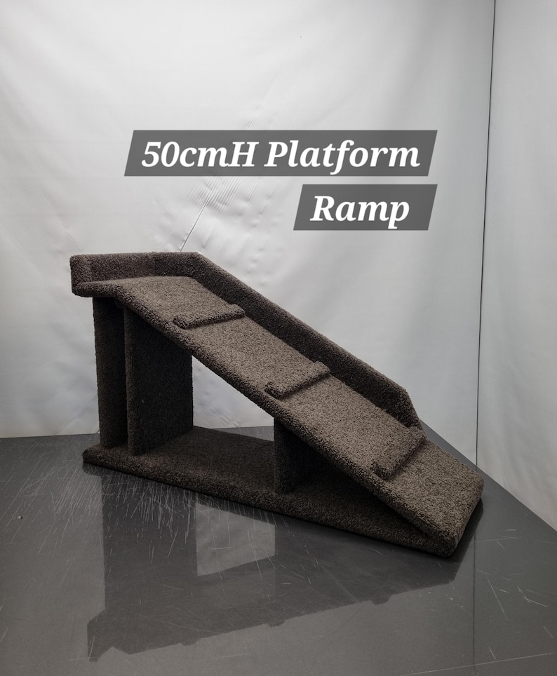 Puede incluir: Rampa marr&oacute;n para mascotas con plataforma y rampa, de 50 cm de altura. La rampa tiene tres peque&ntilde;os escalones y est&aacute; hecha de un material texturizado. El texto "50cmH Platform Ramp" se muestra en la imagen.