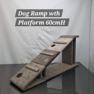 Puede incluir: Rampa para perros con plataforma, con una superficie alfombrada texturizada de tonos neutros. La rampa tiene una altura de aproximadamente 60 cm. El dise&ntilde;o incluye una rampa inclinada con varios escalones y una plataforma de apoyo.