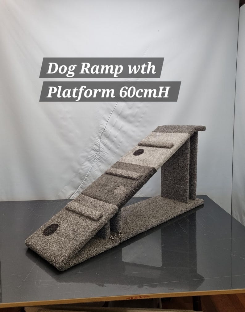 Puede incluir: Rampa para perros con plataforma, con una superficie alfombrada texturizada de tonos neutros. La rampa tiene una altura de aproximadamente 60 cm. El dise&ntilde;o incluye una rampa inclinada con varios escalones y una plataforma de apoyo.